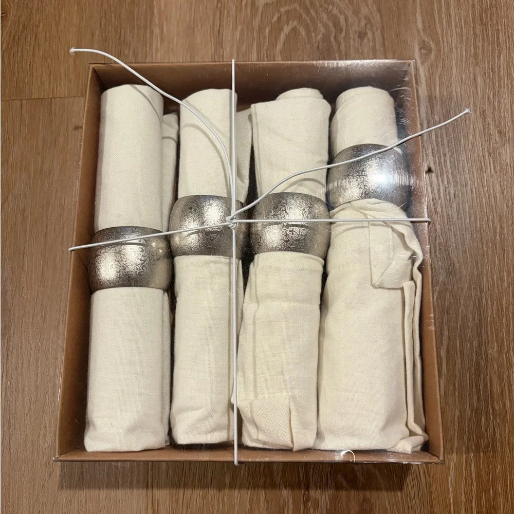 Set Of 4 Dinner Napkins With Rings New